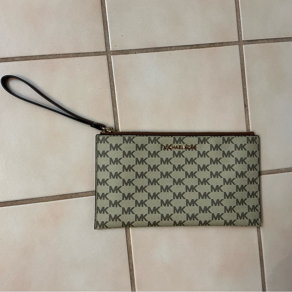 Michael Kors Jet Set Monogram Clutch Wristlet Khaki Brown/ Tan NWOT!